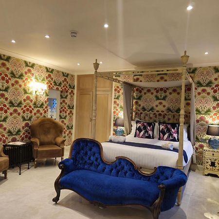 Weston Manor Hotel Екстер'єр фото