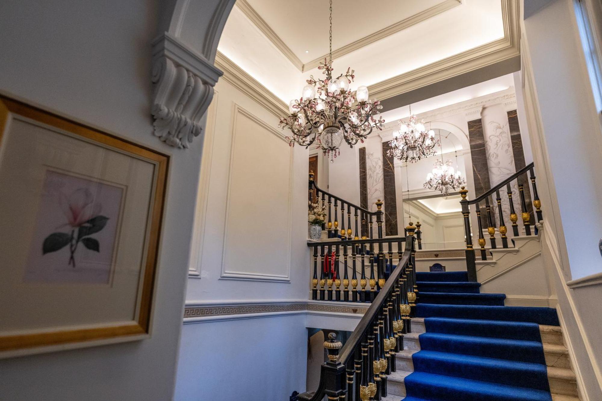 Weston Manor Hotel Екстер'єр фото