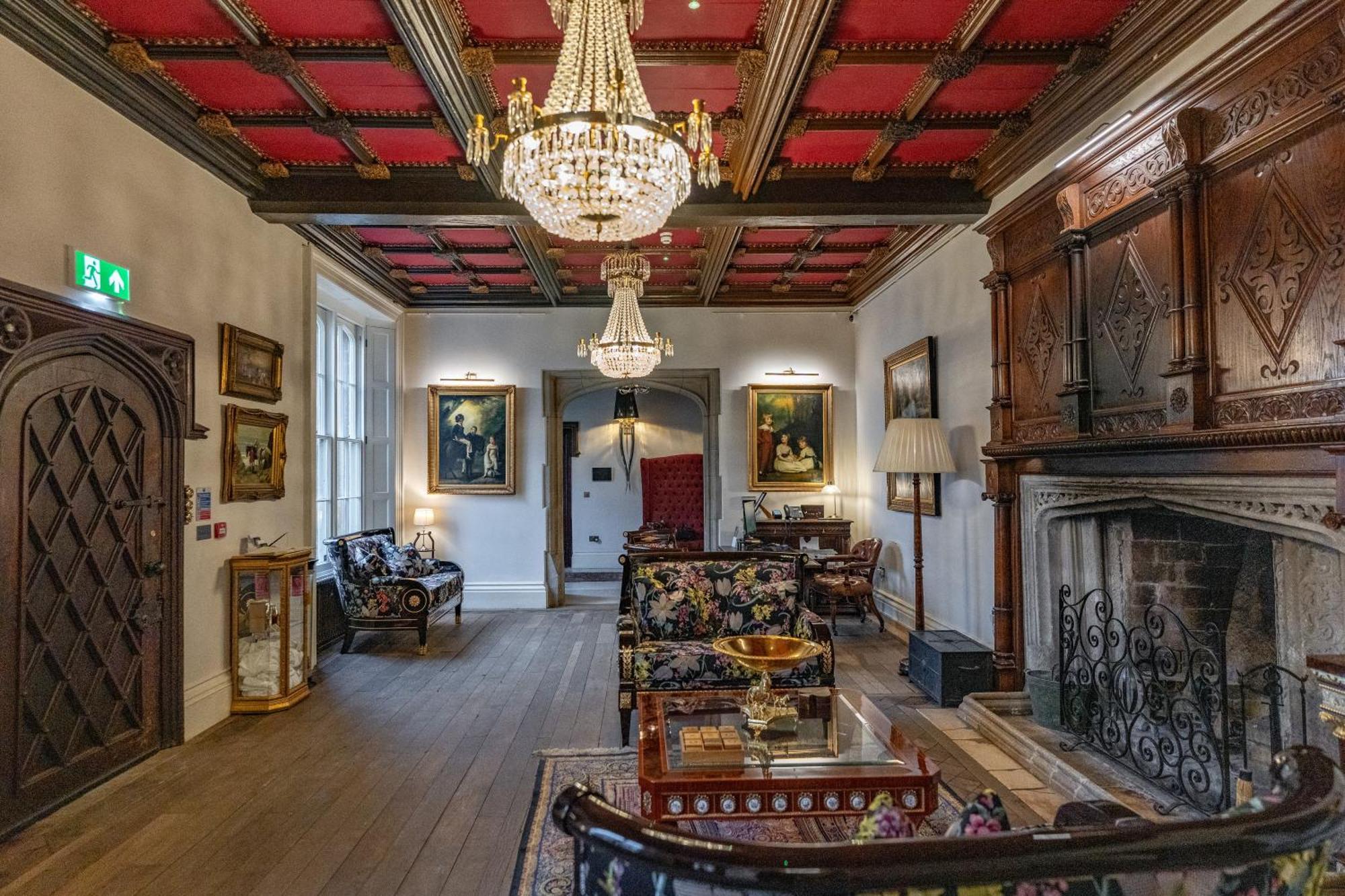 Weston Manor Hotel Екстер'єр фото