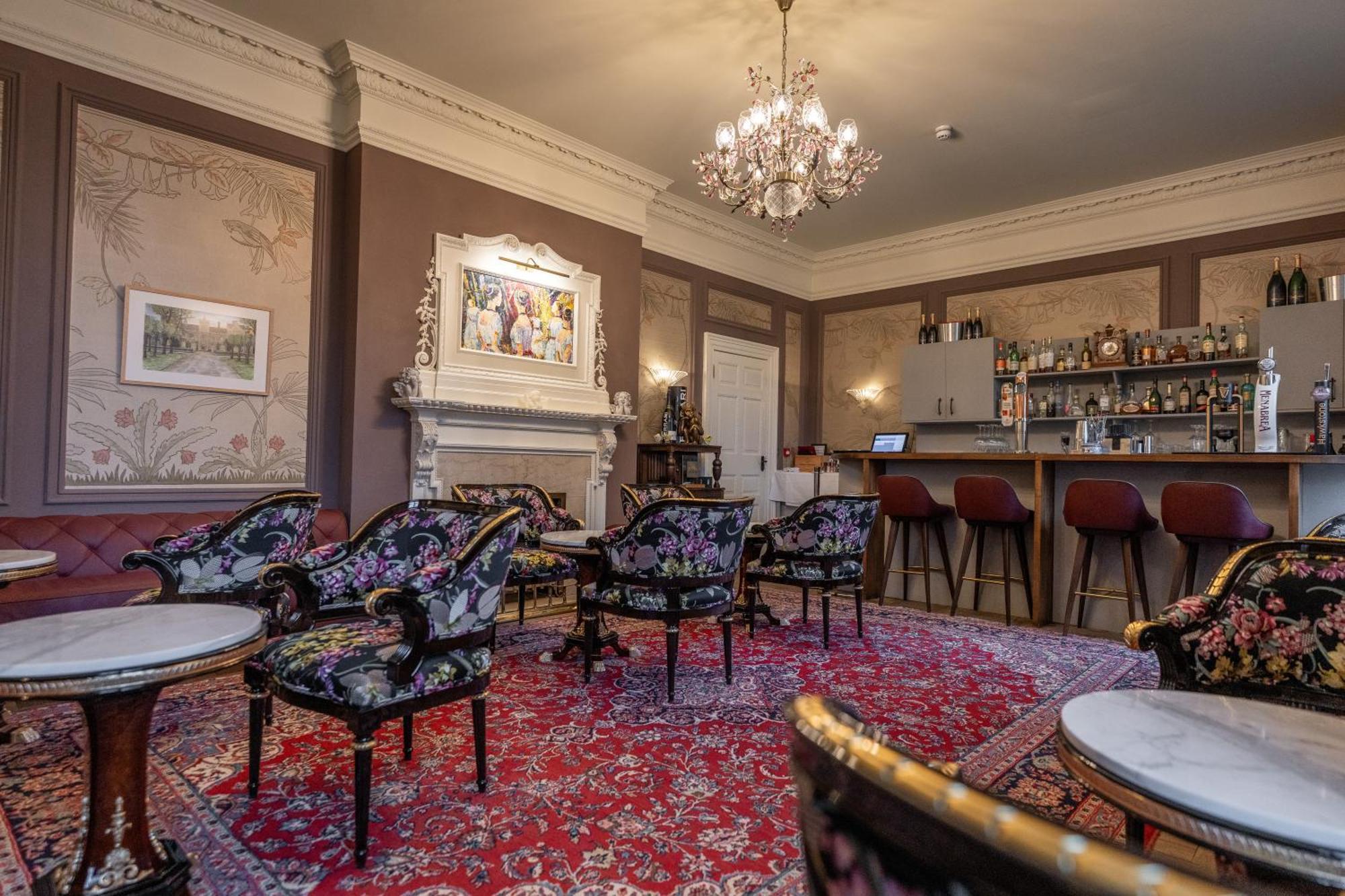 Weston Manor Hotel Екстер'єр фото