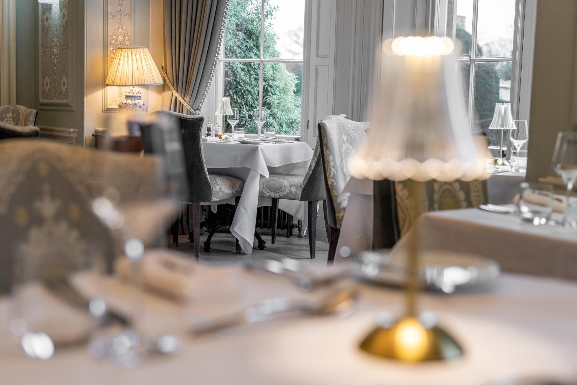 Weston Manor Hotel Екстер'єр фото