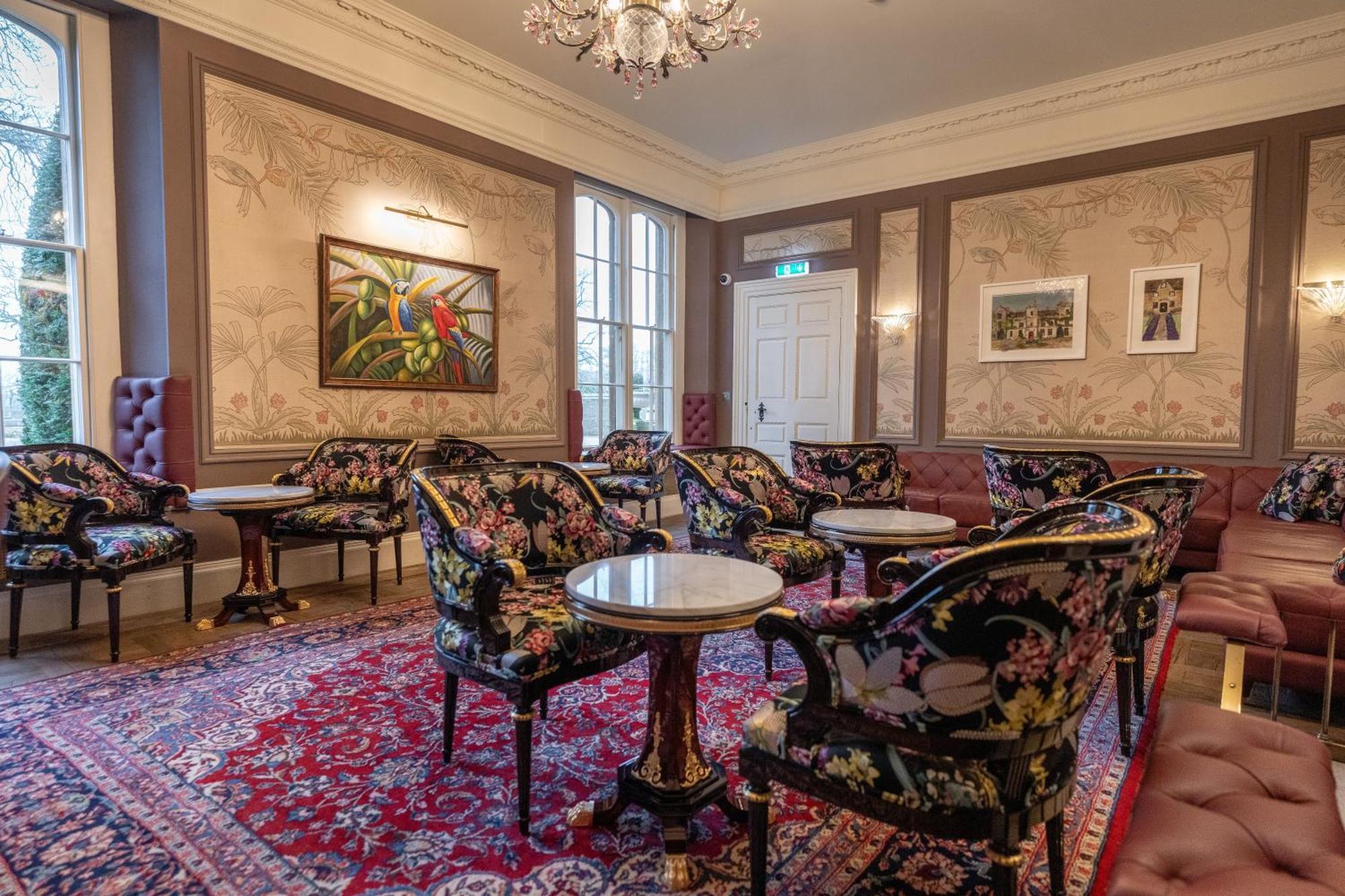 Weston Manor Hotel Екстер'єр фото