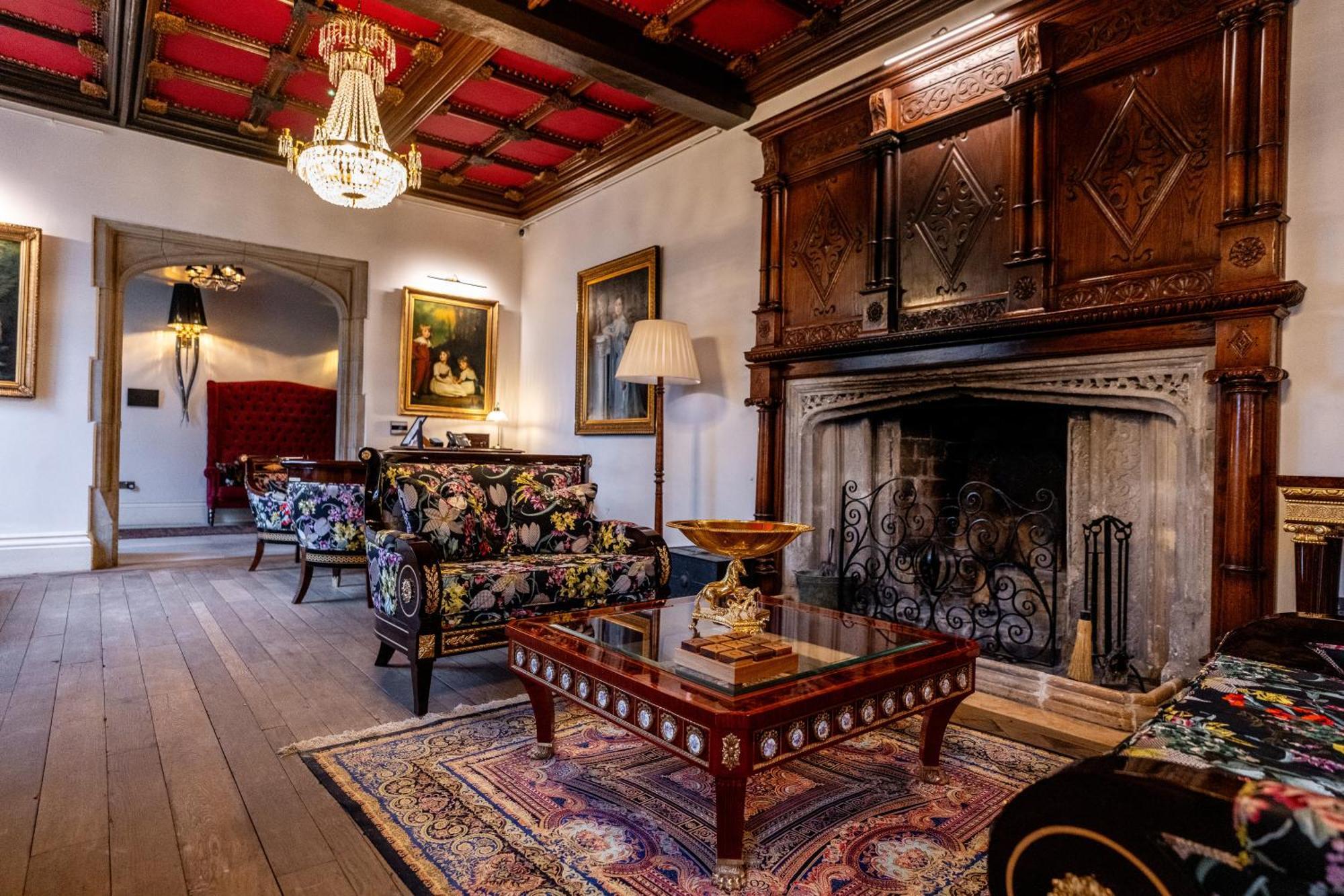 Weston Manor Hotel Екстер'єр фото