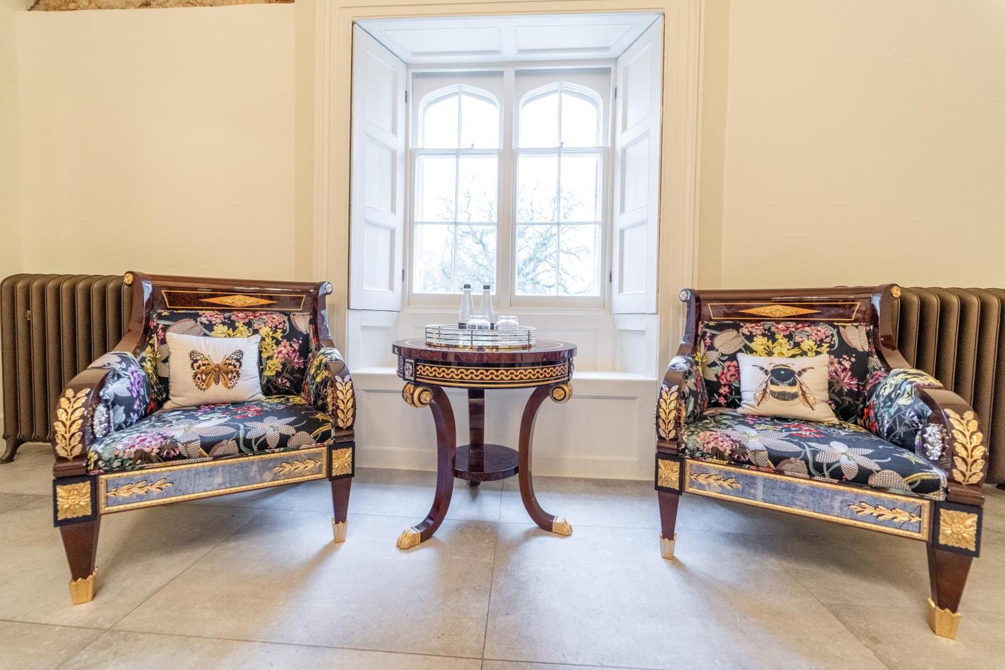 Weston Manor Hotel Екстер'єр фото
