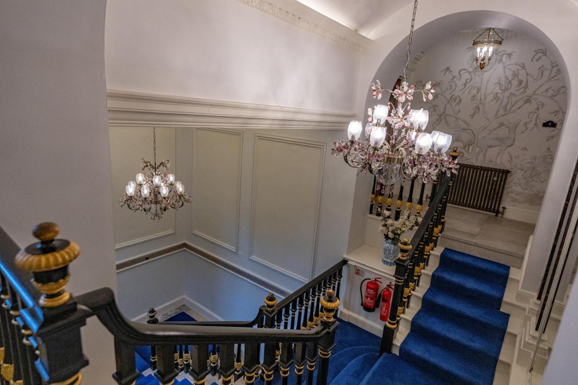 Weston Manor Hotel Екстер'єр фото