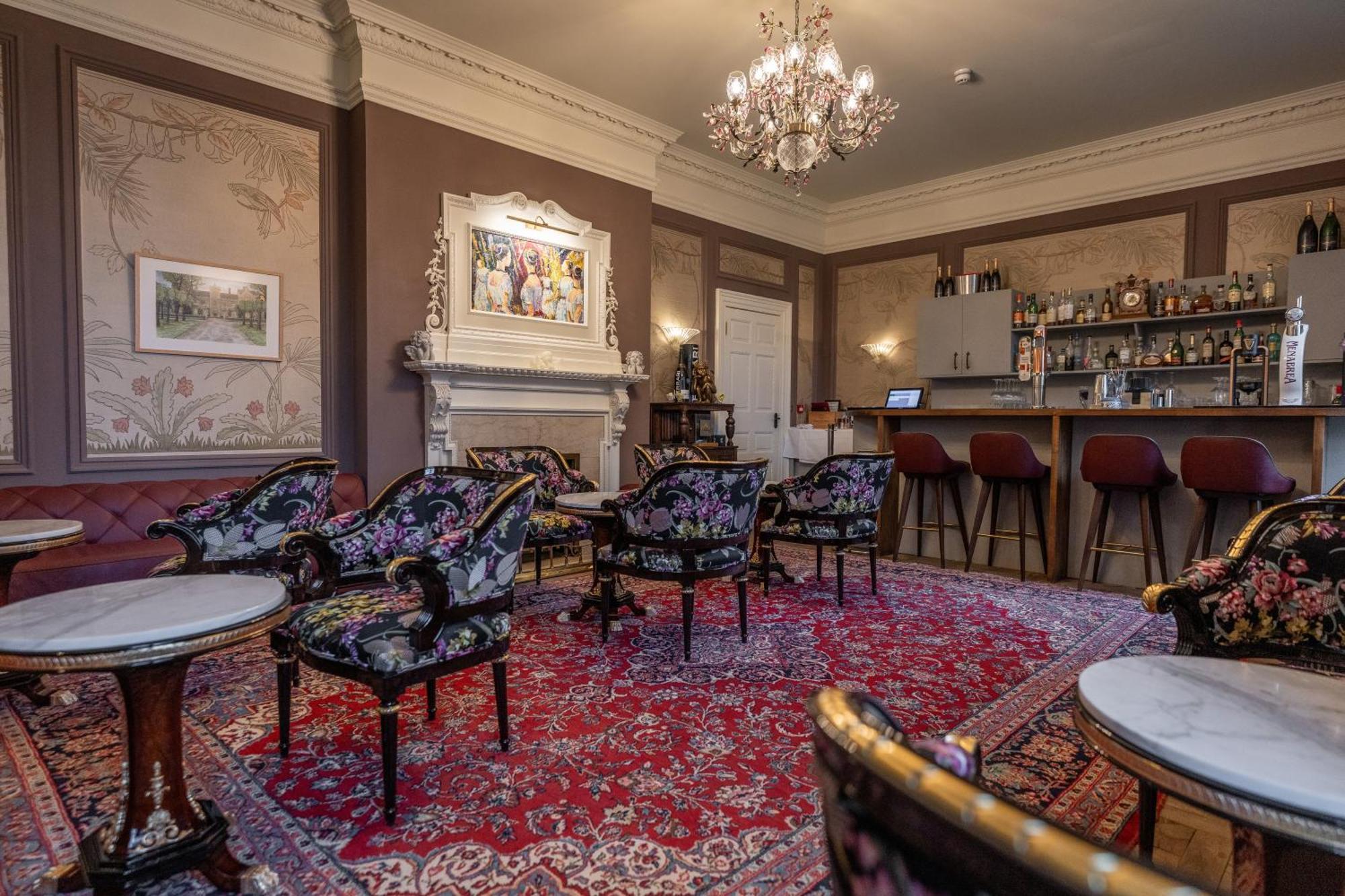 Weston Manor Hotel Екстер'єр фото