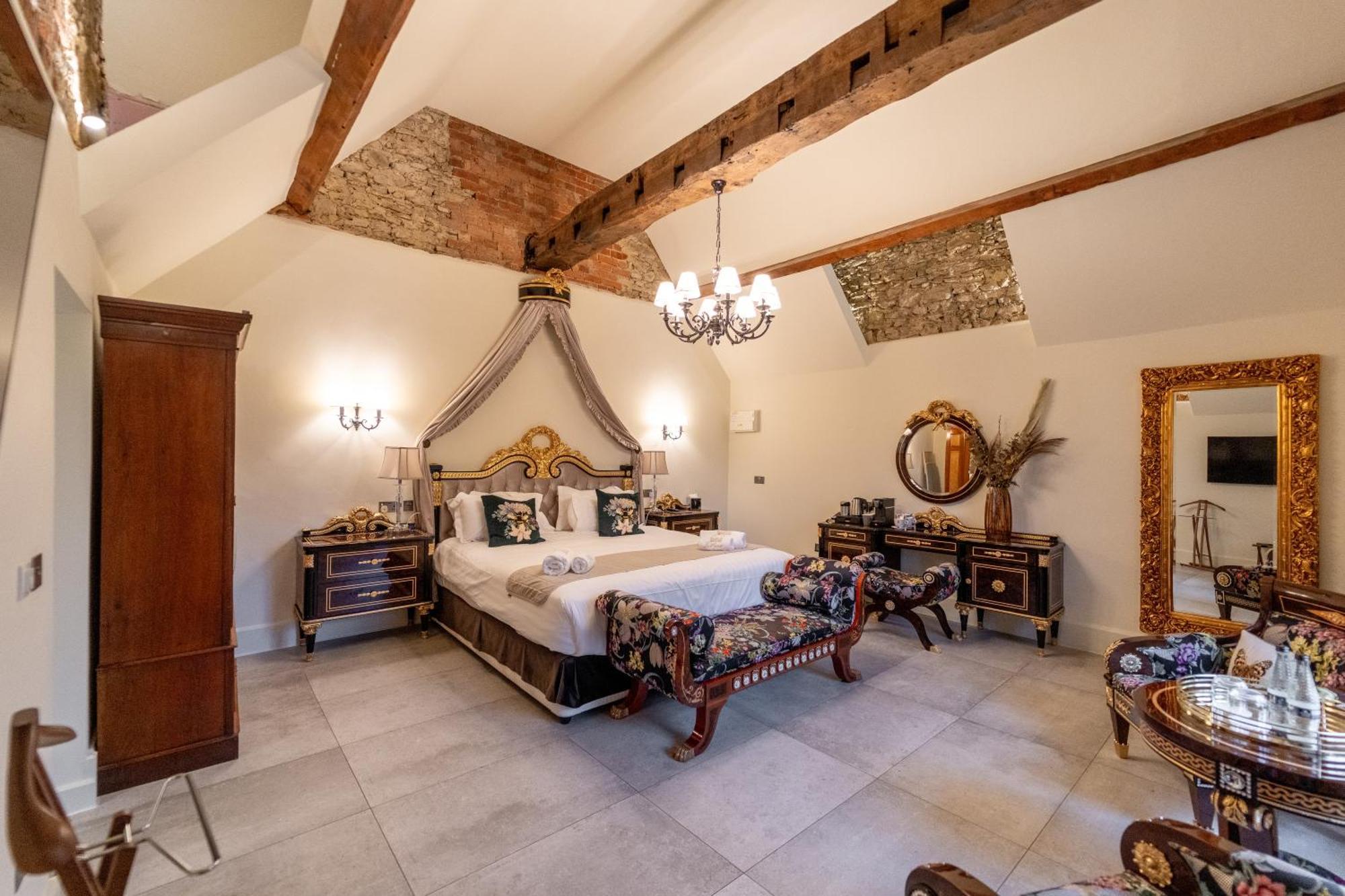 Weston Manor Hotel Екстер'єр фото