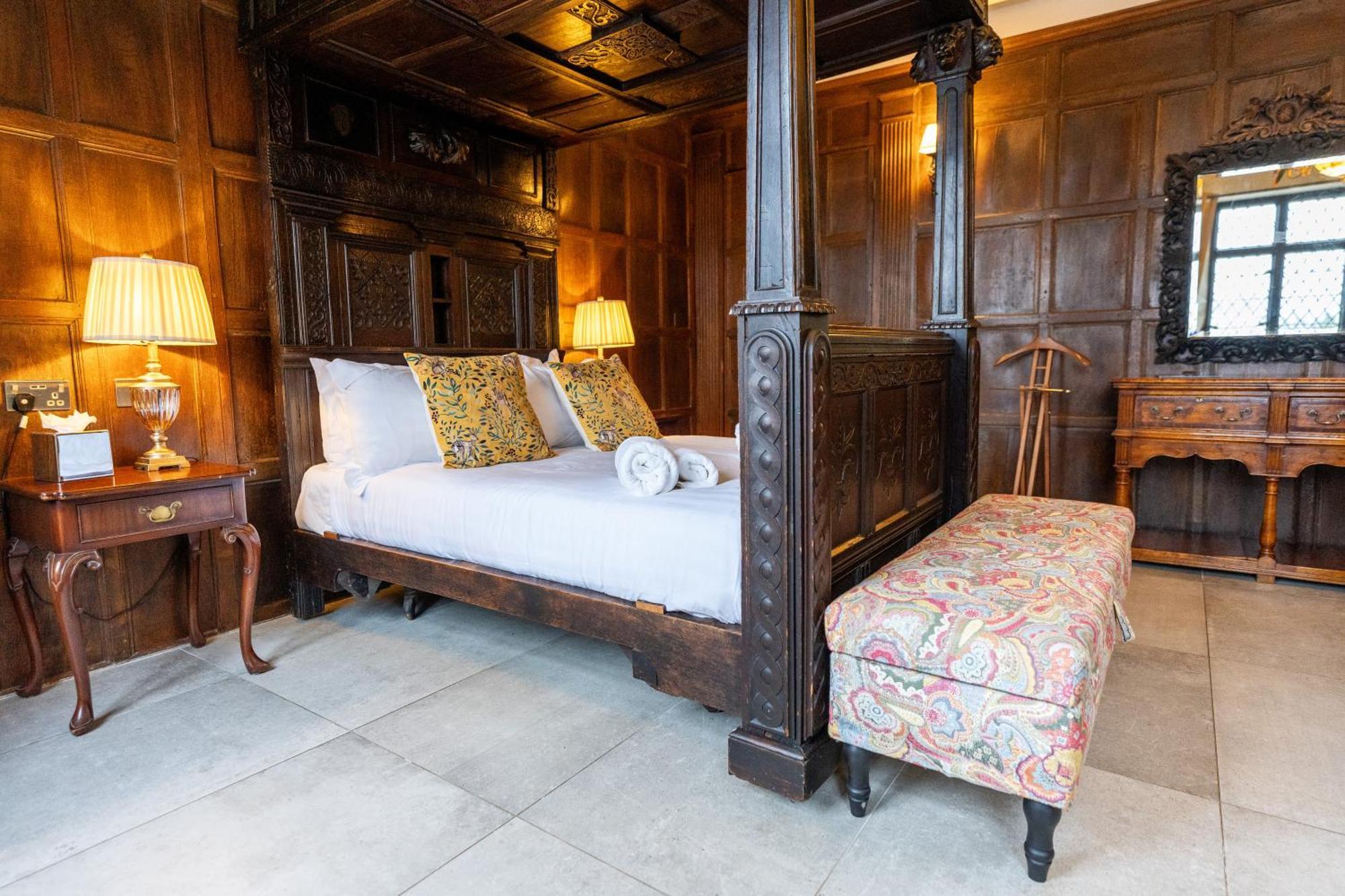 Weston Manor Hotel Екстер'єр фото