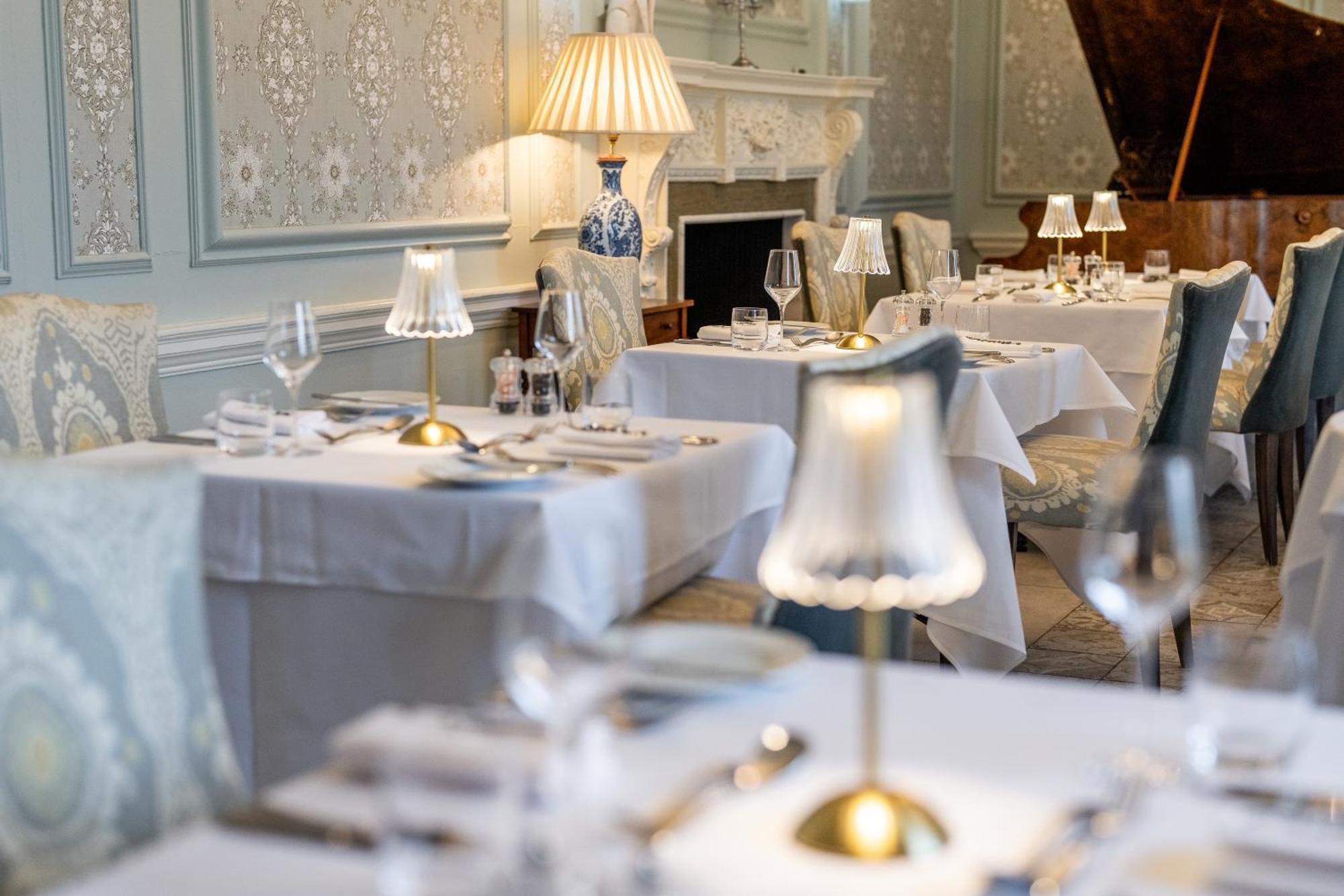 Weston Manor Hotel Екстер'єр фото