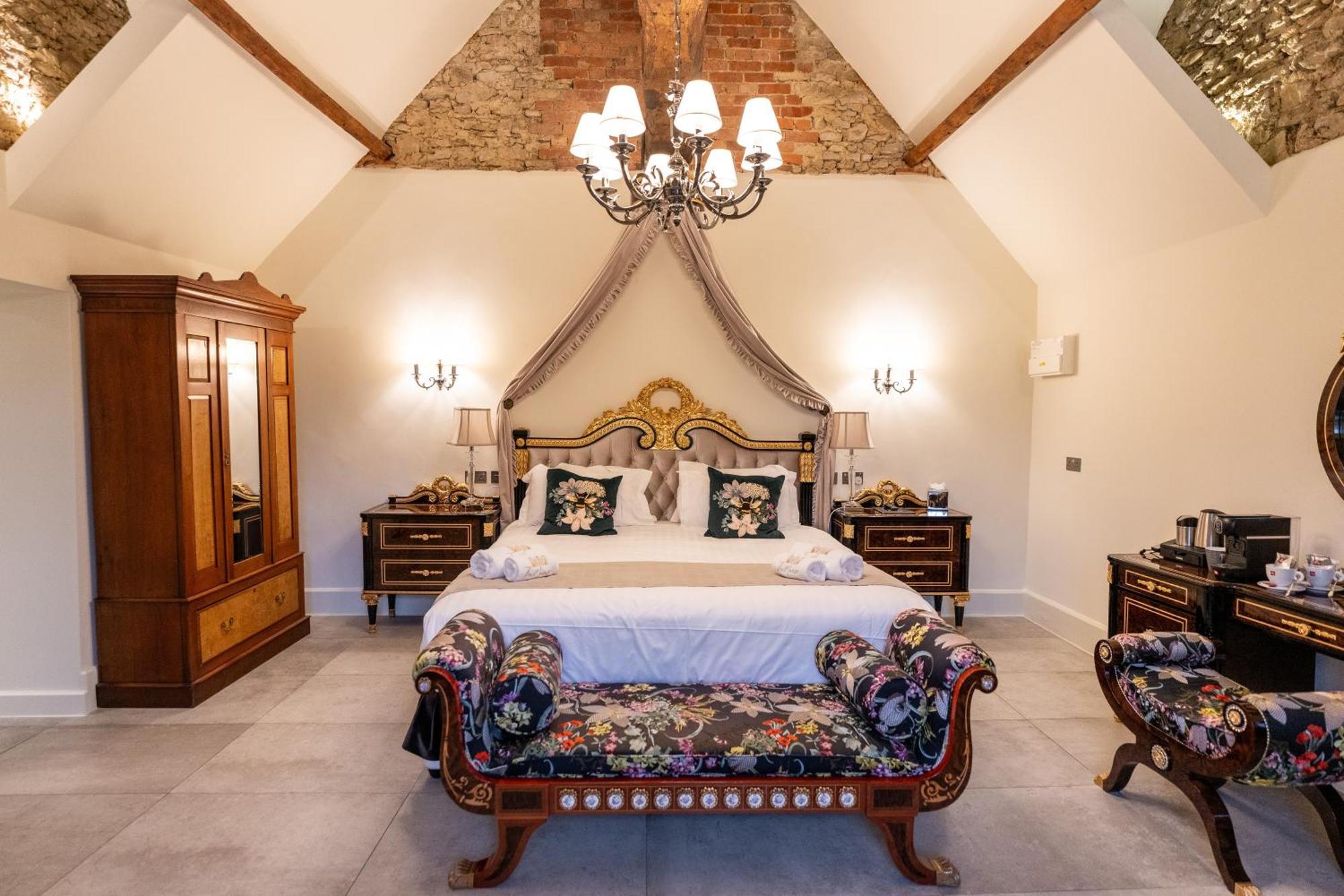 Weston Manor Hotel Екстер'єр фото