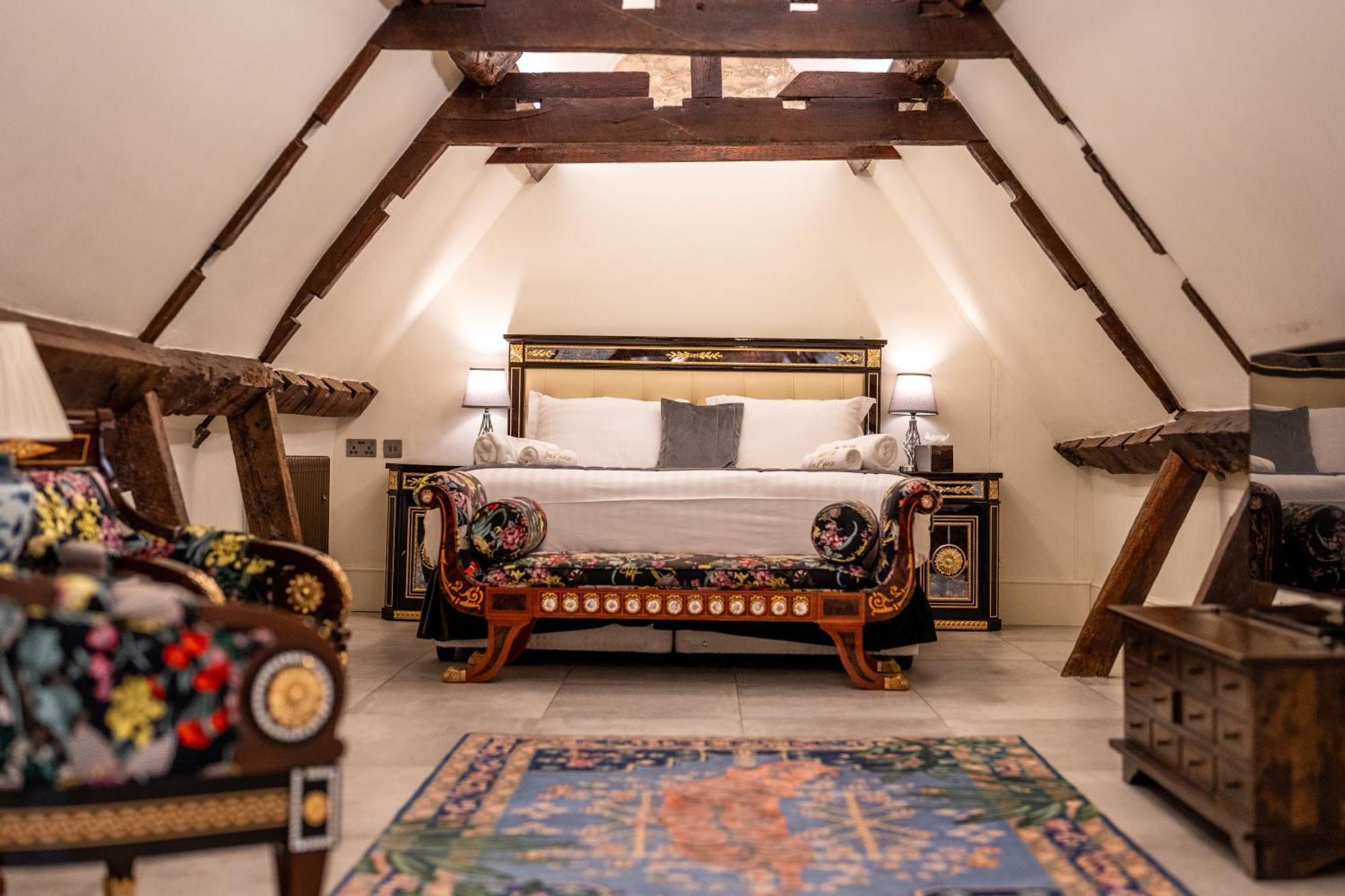 Weston Manor Hotel Екстер'єр фото
