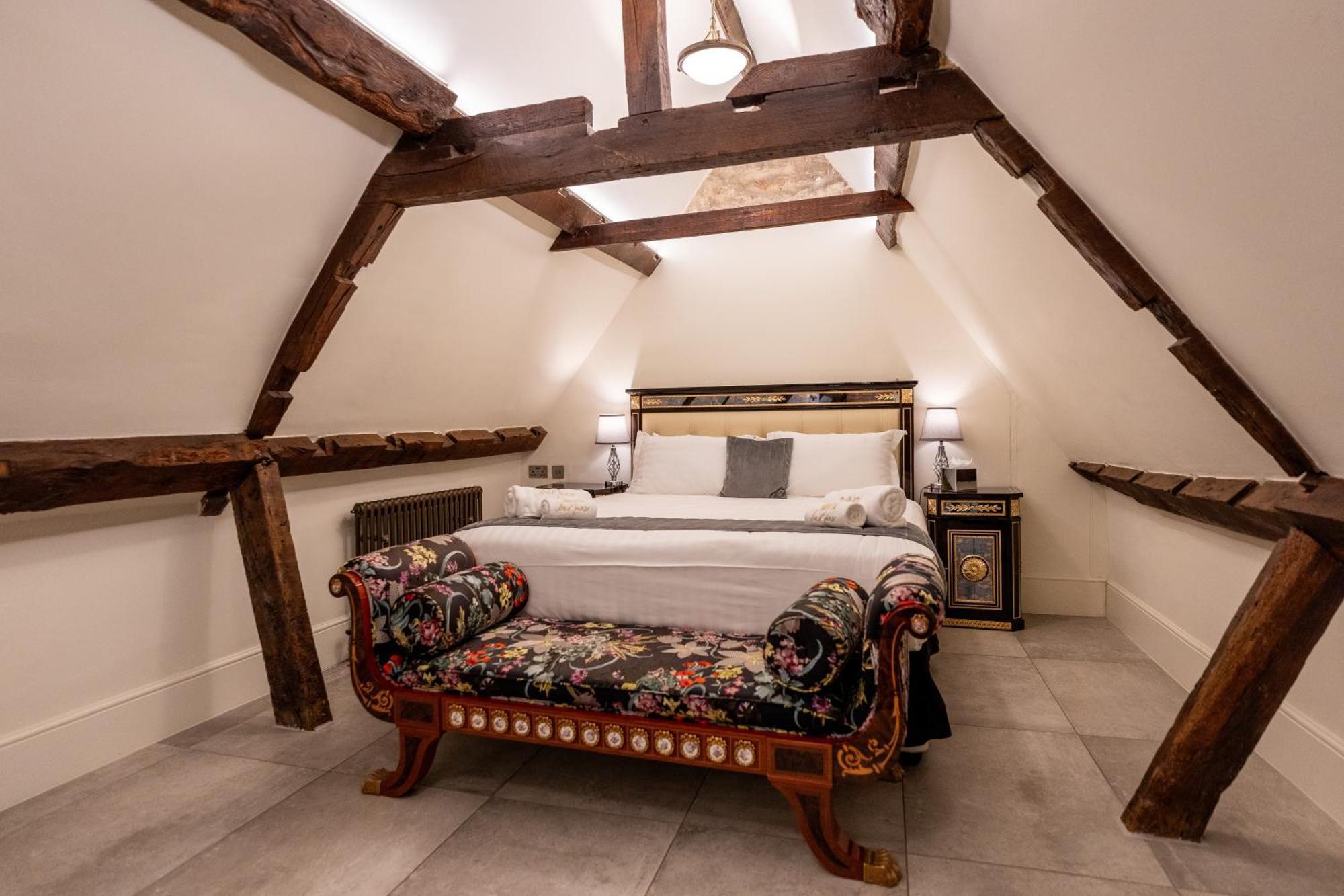 Weston Manor Hotel Екстер'єр фото