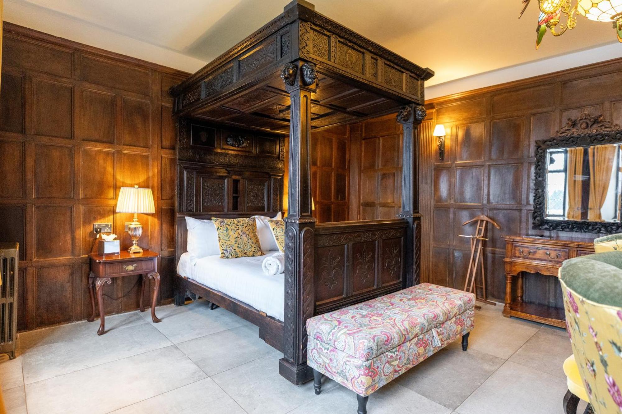 Weston Manor Hotel Екстер'єр фото