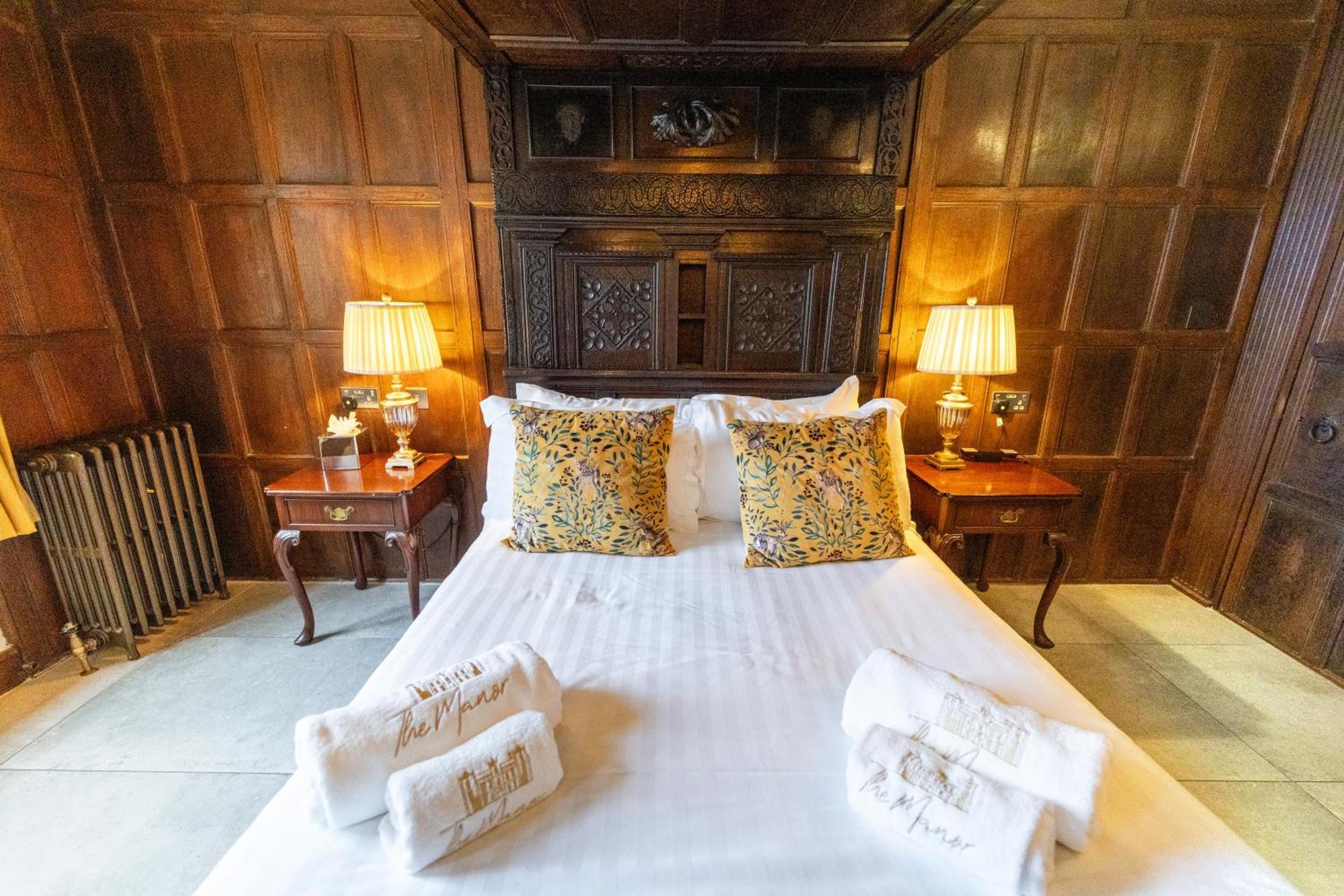 Weston Manor Hotel Екстер'єр фото