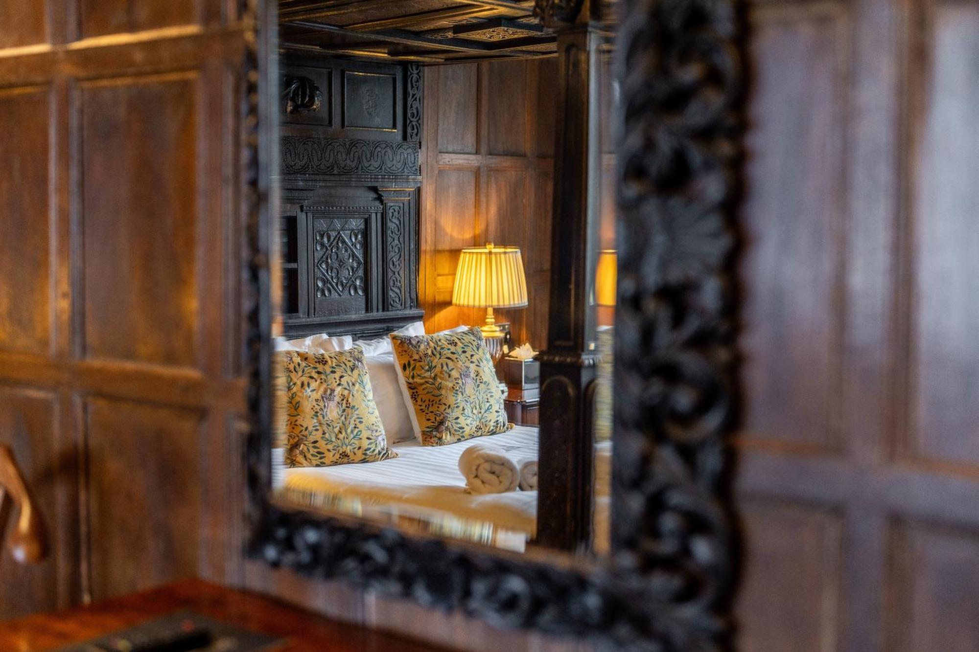 Weston Manor Hotel Екстер'єр фото