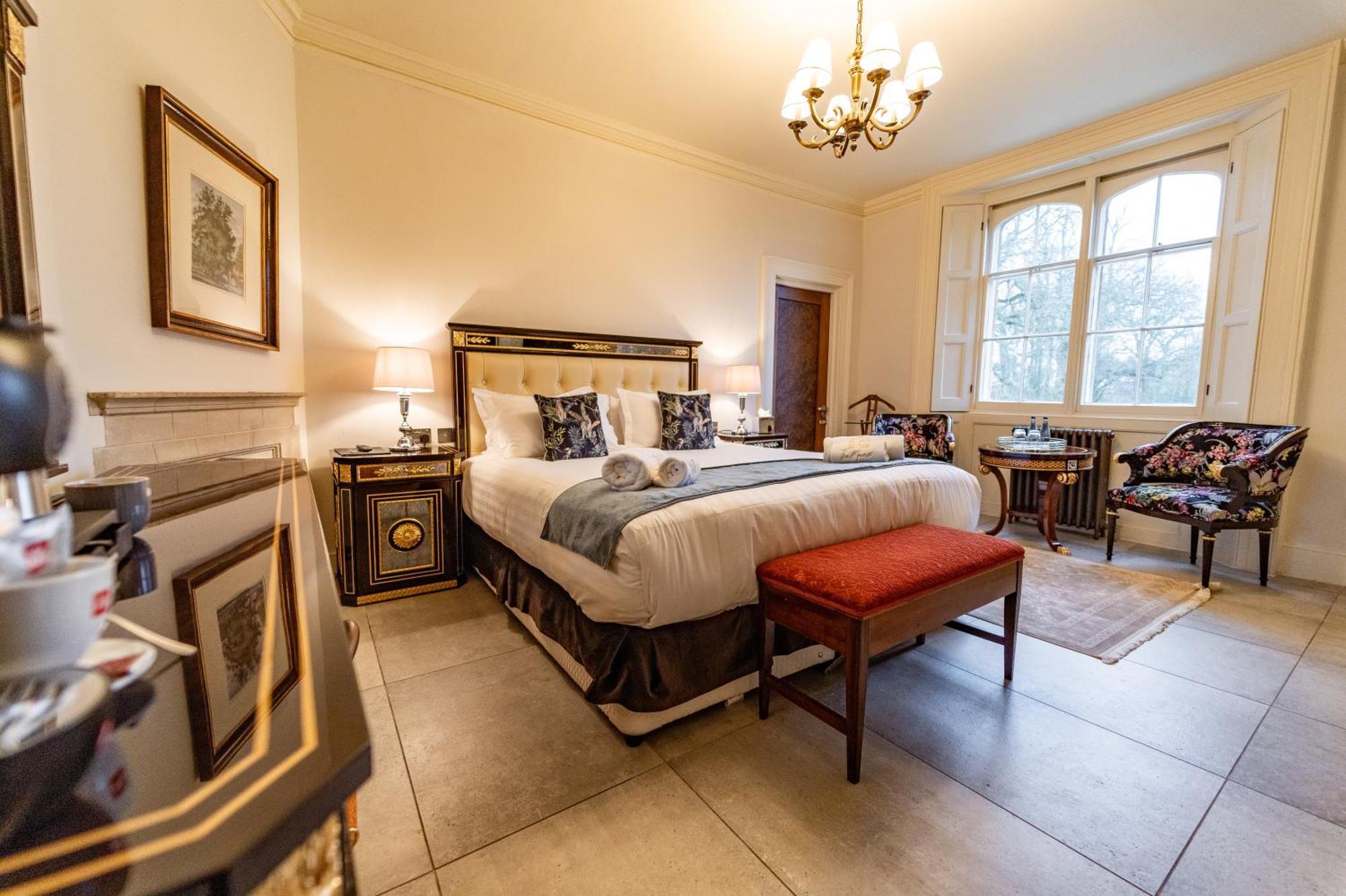 Weston Manor Hotel Екстер'єр фото