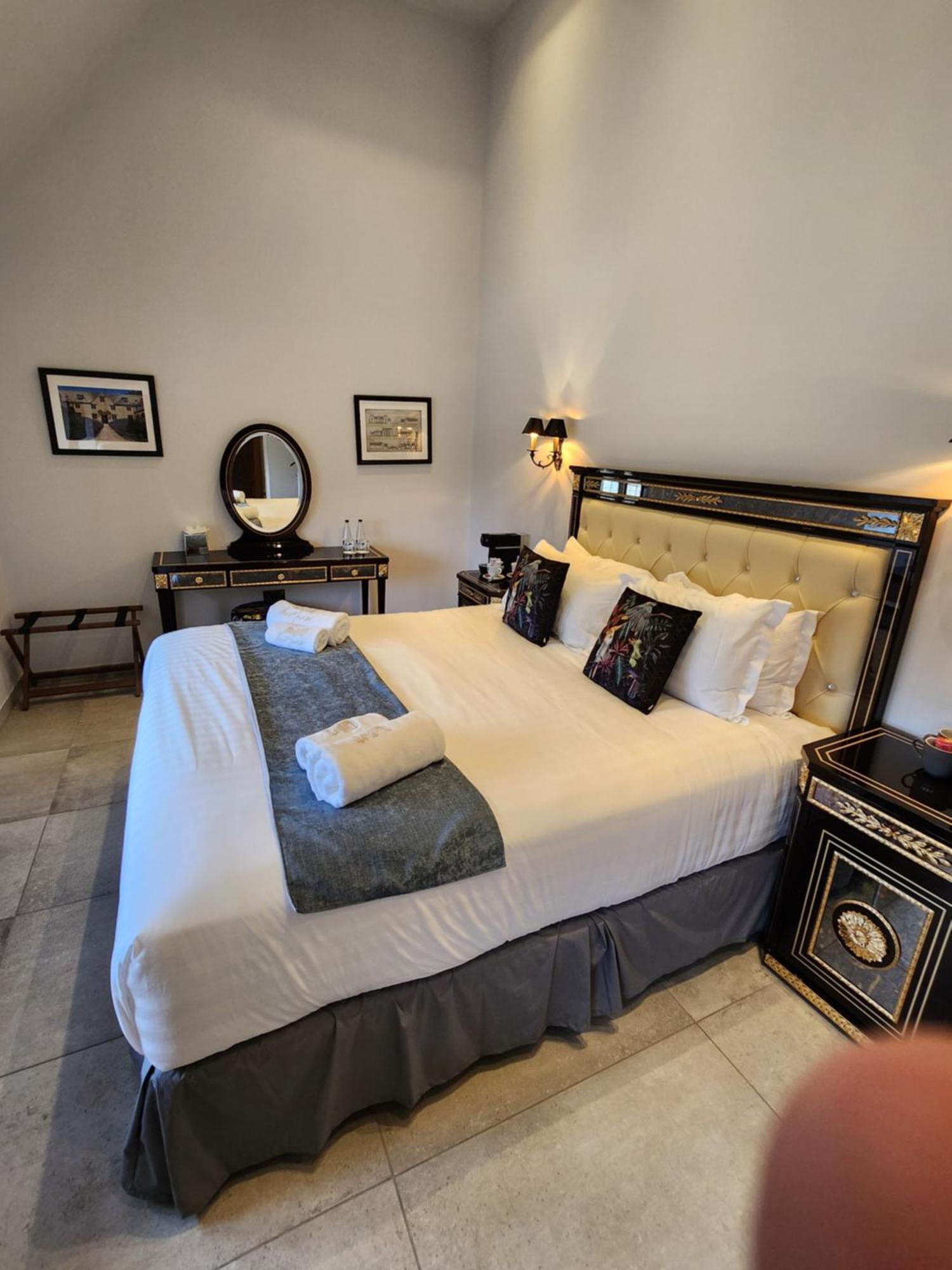 Weston Manor Hotel Екстер'єр фото