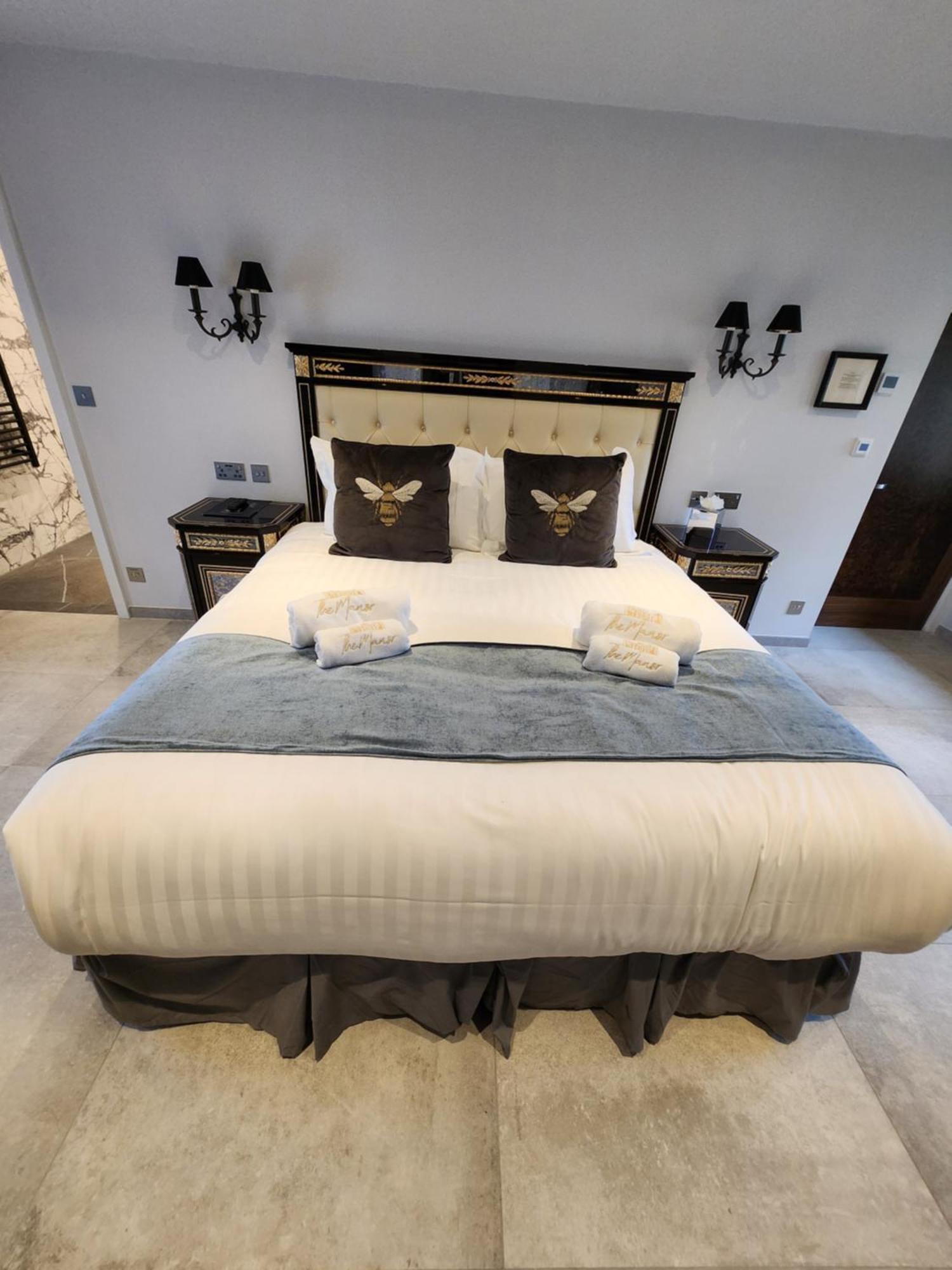 Weston Manor Hotel Екстер'єр фото