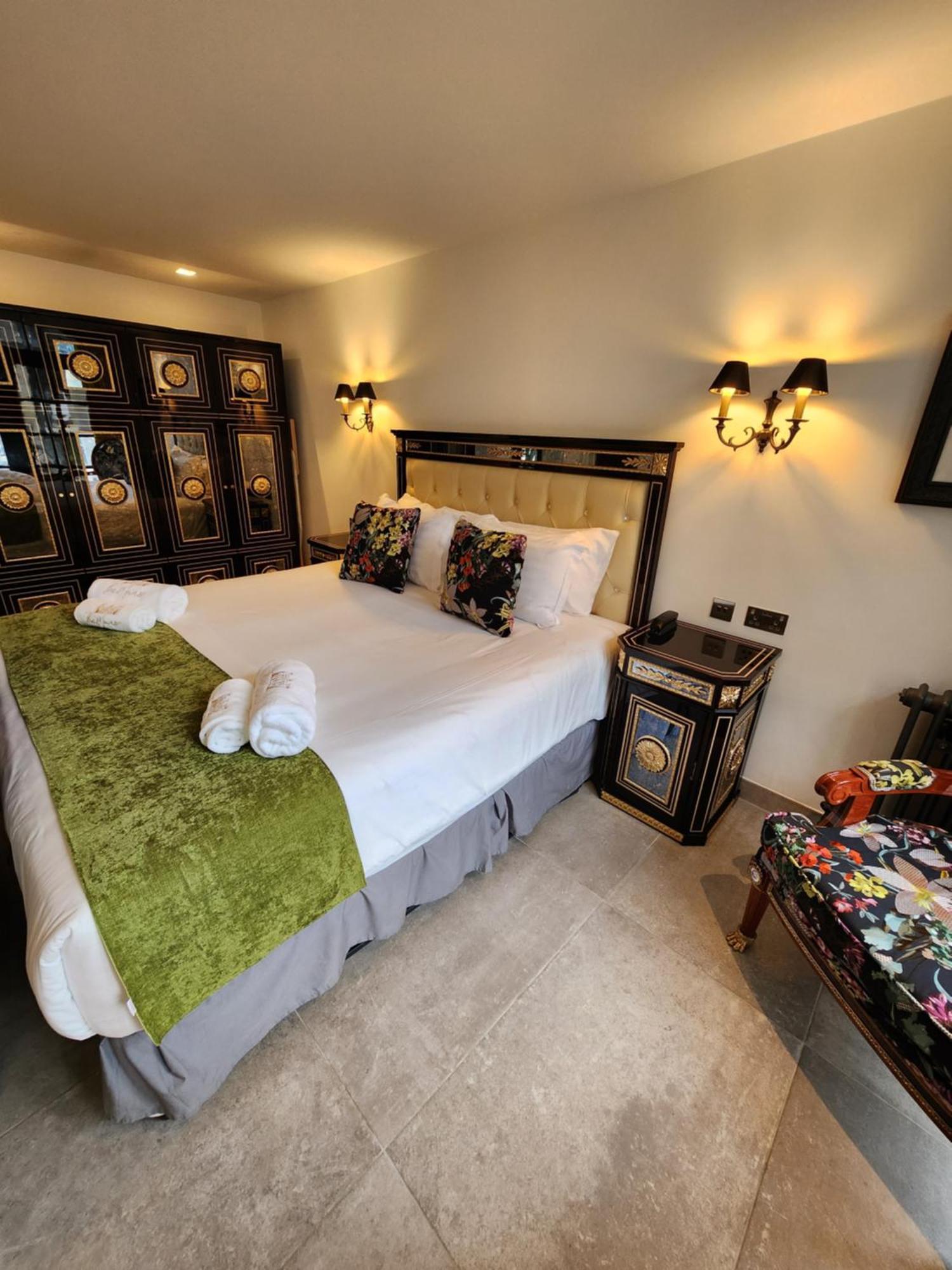 Weston Manor Hotel Екстер'єр фото