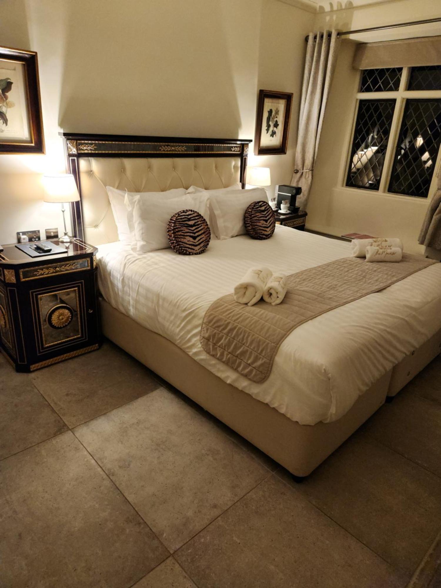 Weston Manor Hotel Екстер'єр фото