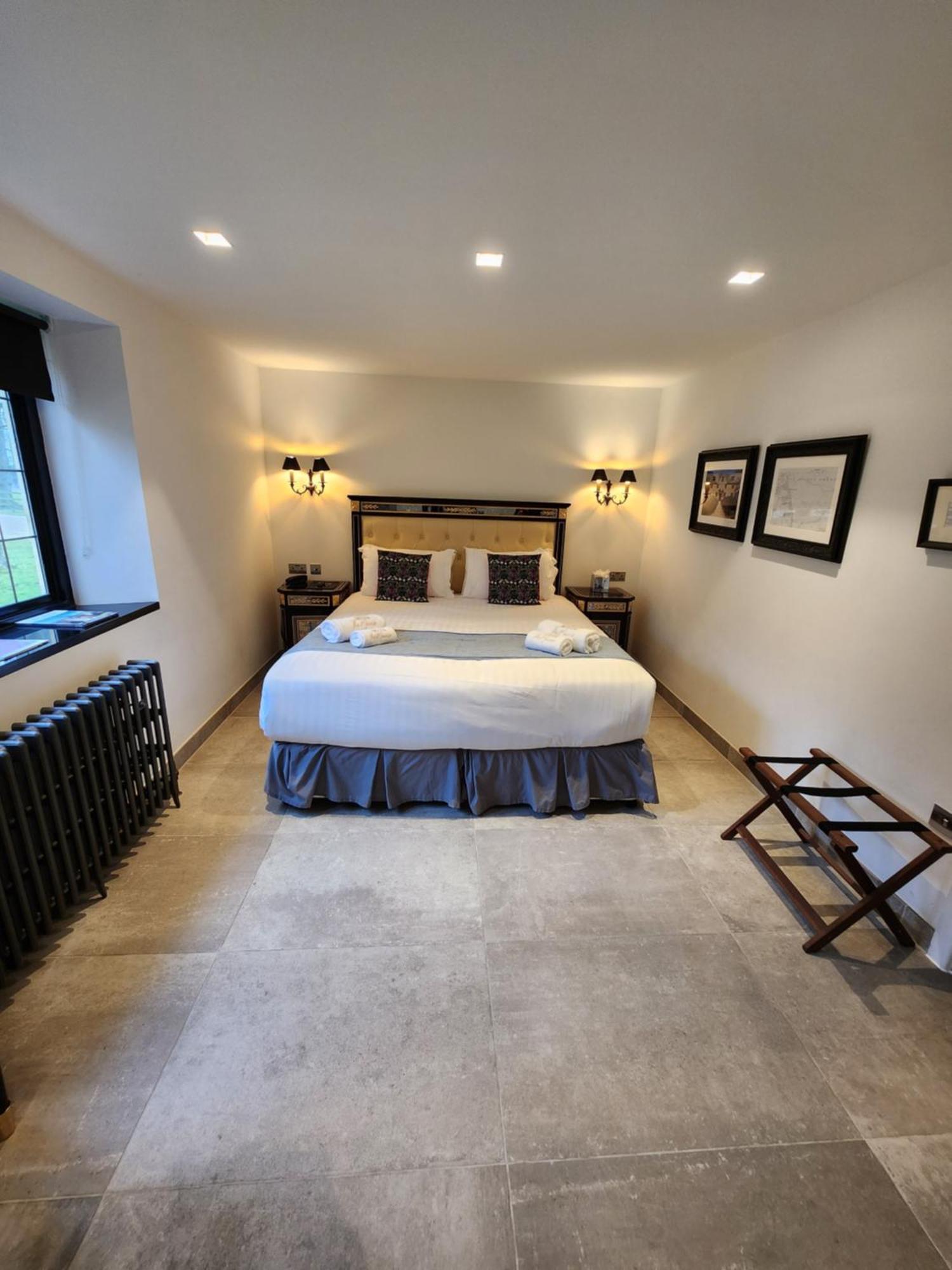 Weston Manor Hotel Екстер'єр фото