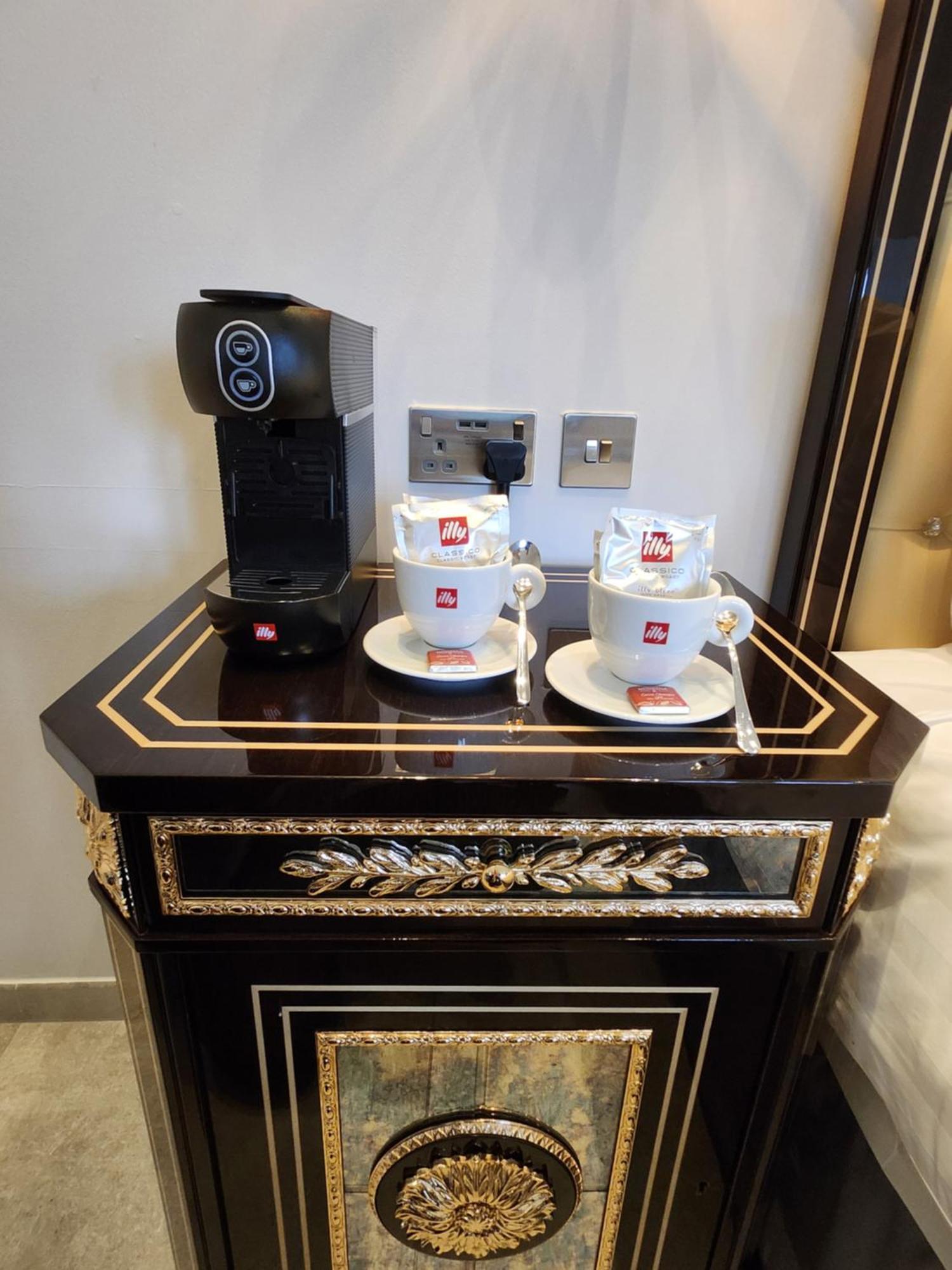 Weston Manor Hotel Екстер'єр фото