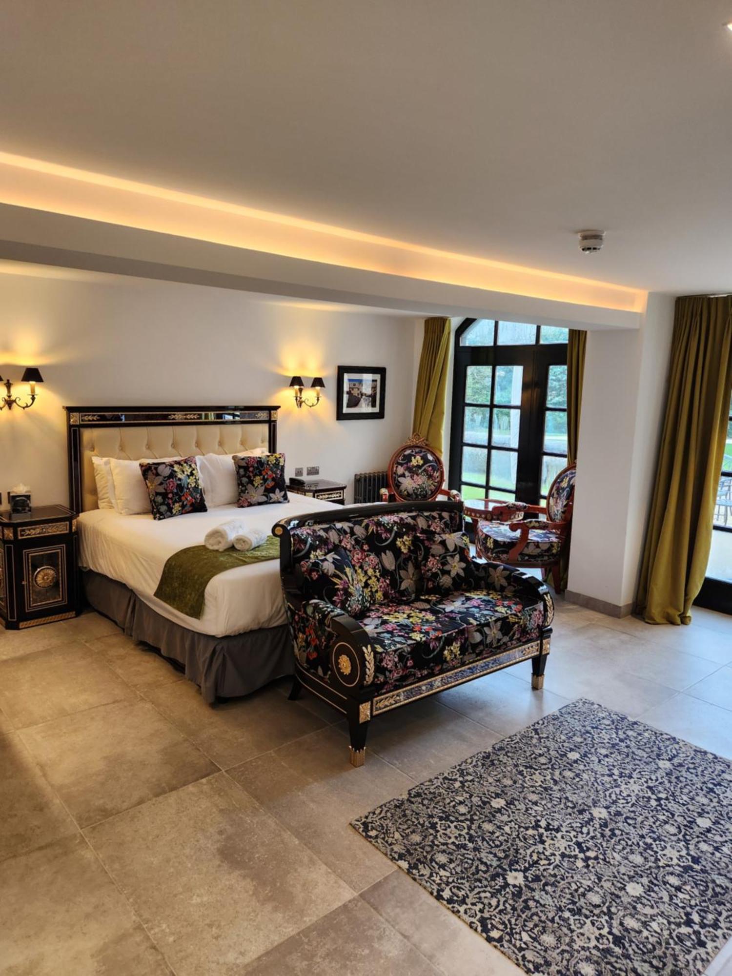 Weston Manor Hotel Екстер'єр фото