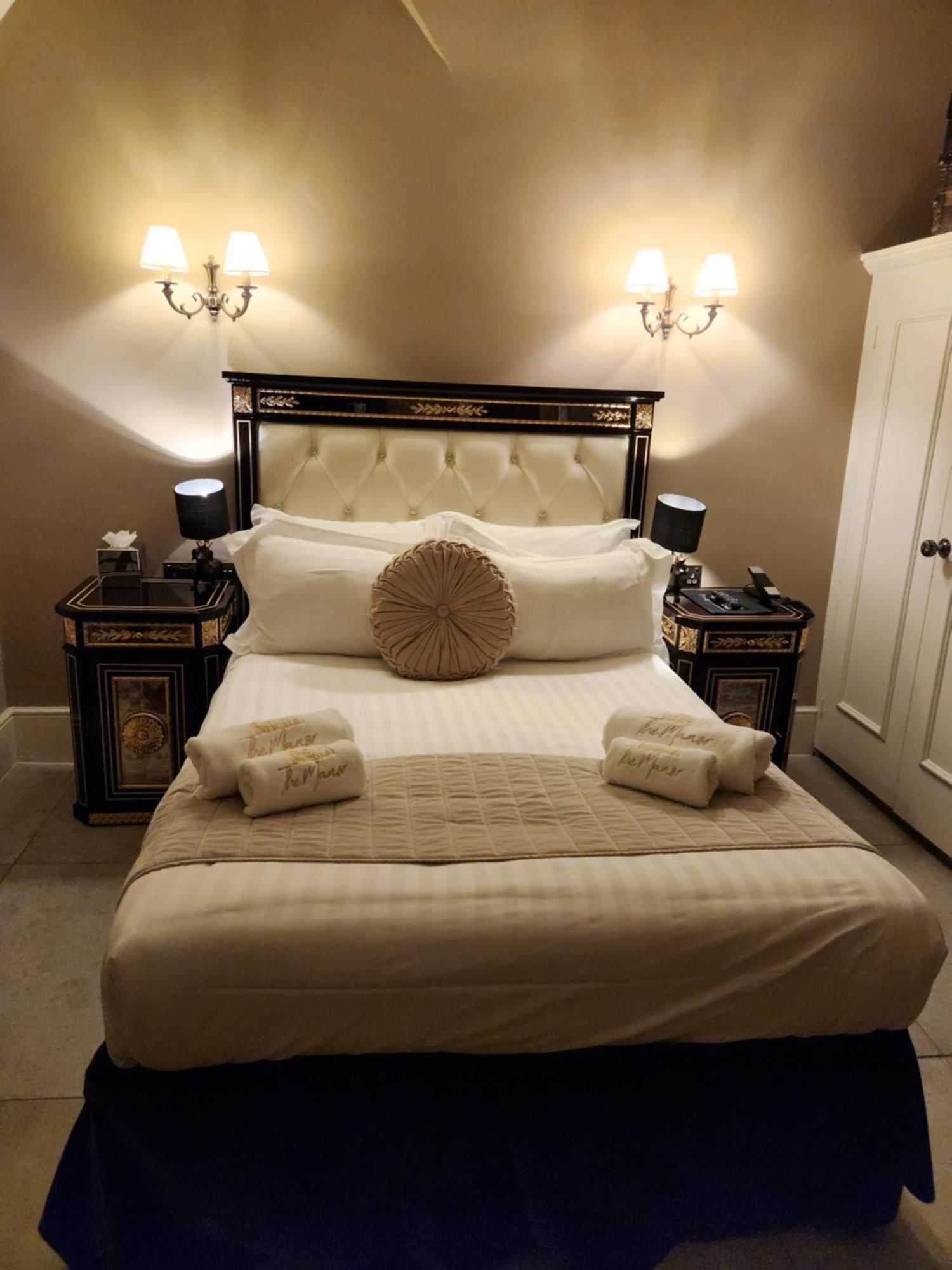 Weston Manor Hotel Екстер'єр фото
