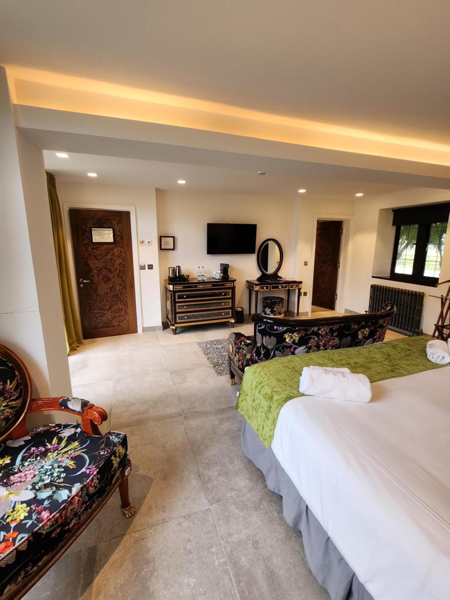 Weston Manor Hotel Екстер'єр фото