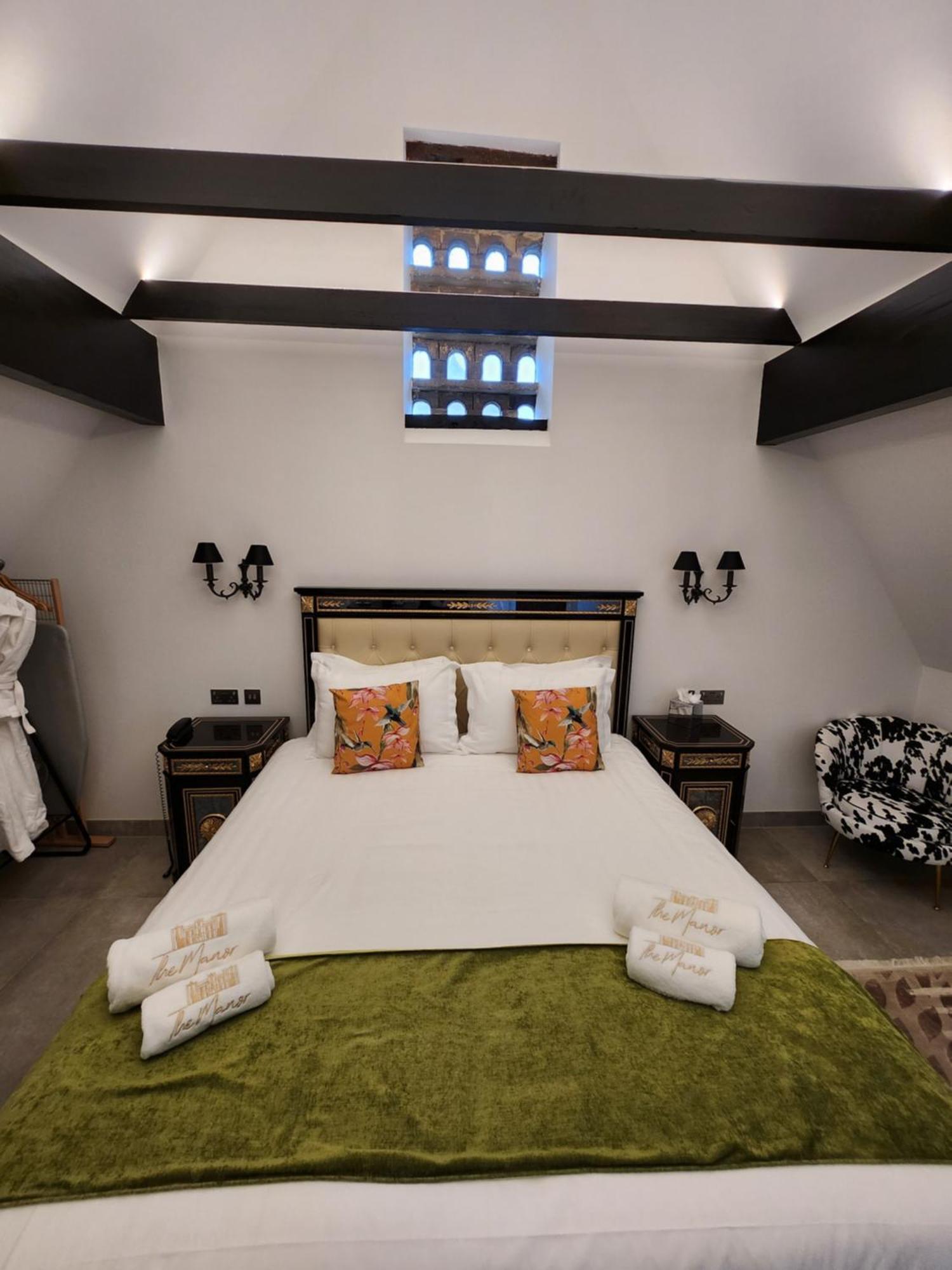 Weston Manor Hotel Екстер'єр фото