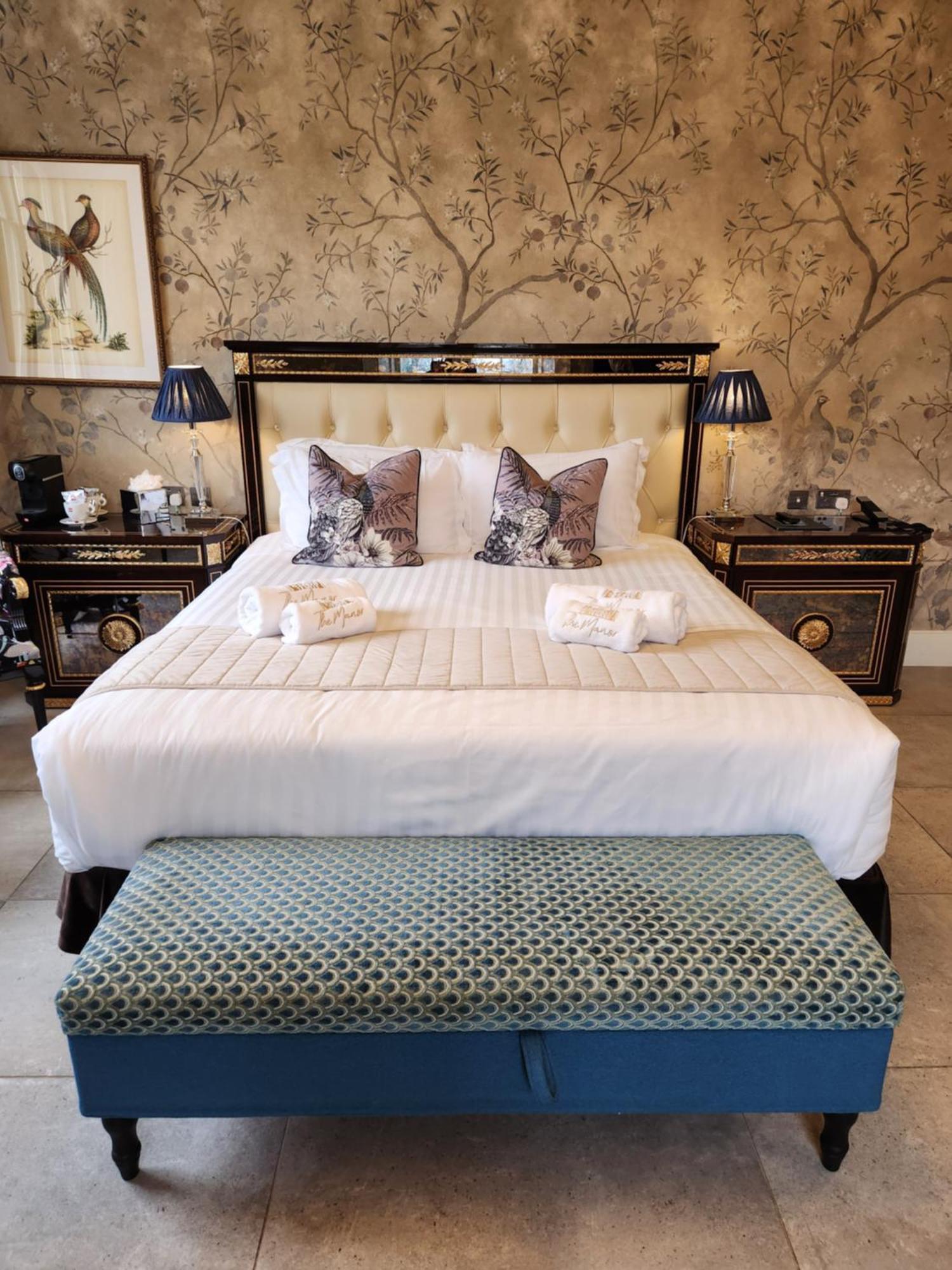 Weston Manor Hotel Екстер'єр фото