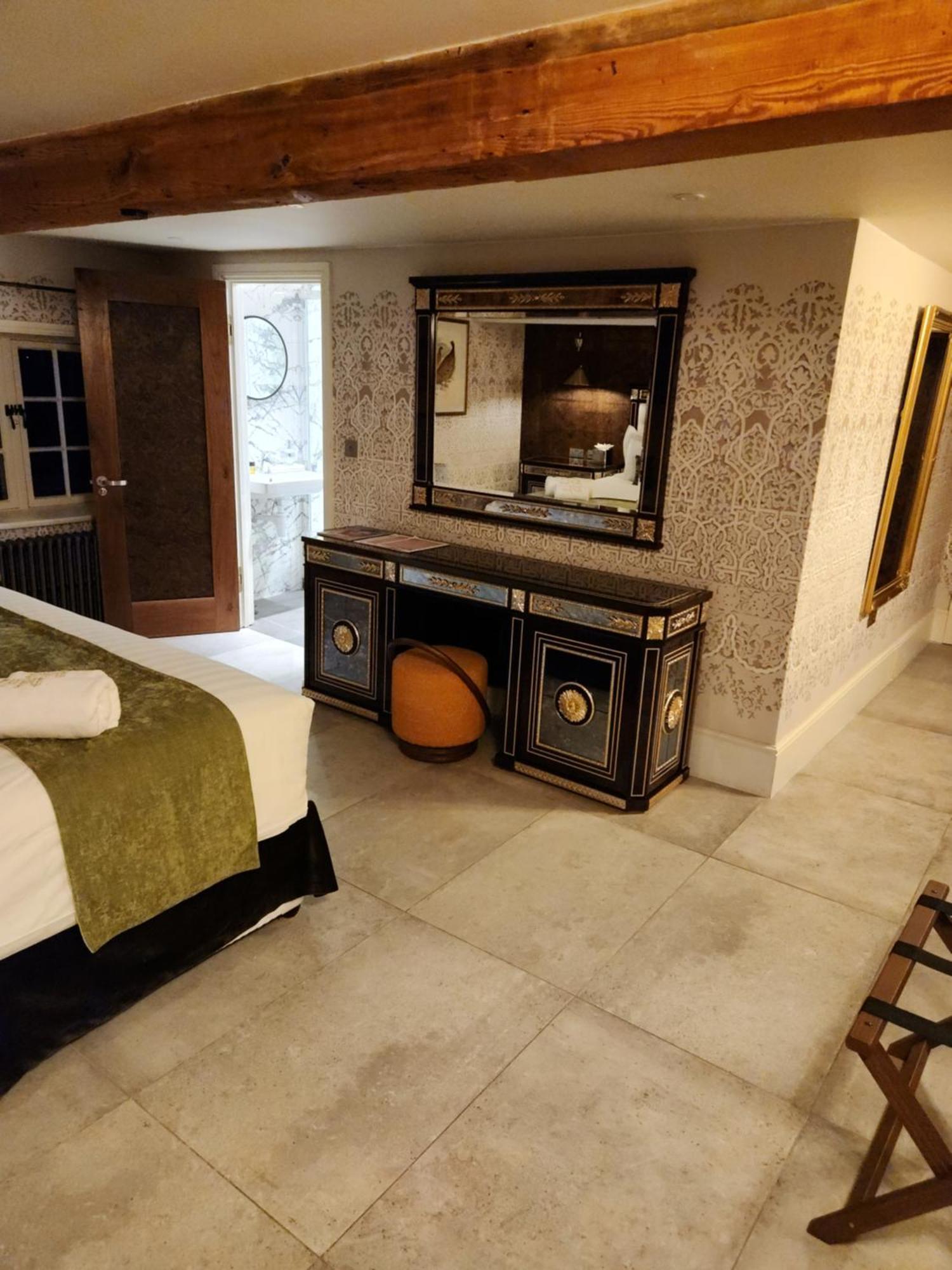 Weston Manor Hotel Екстер'єр фото