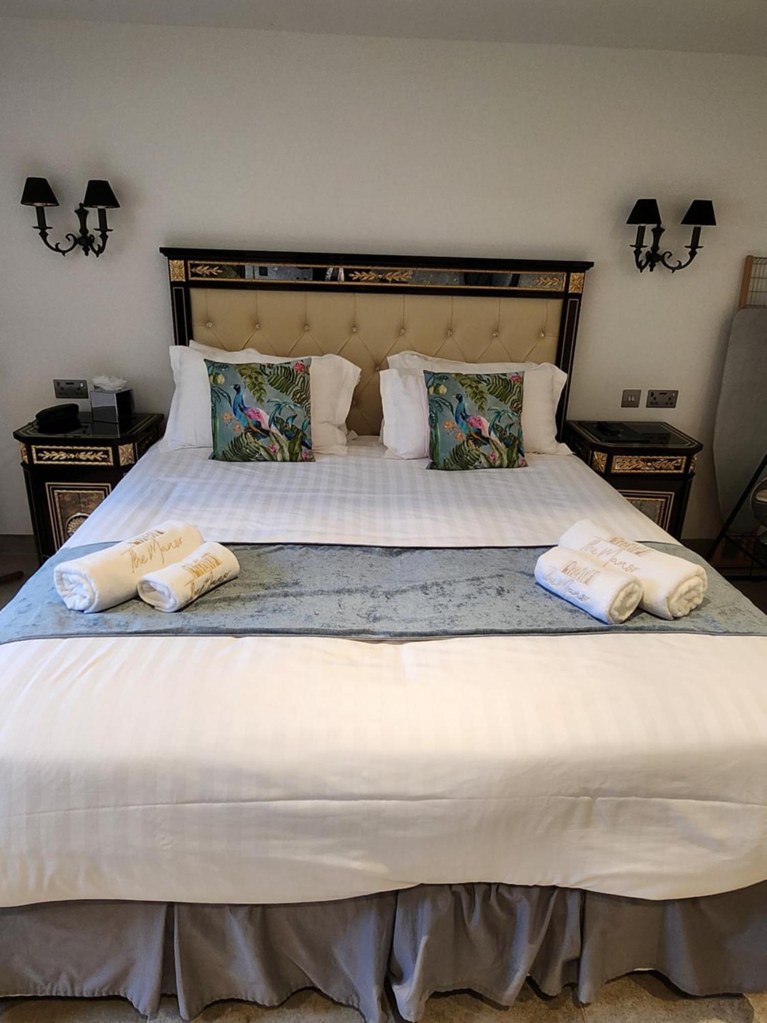 Weston Manor Hotel Екстер'єр фото