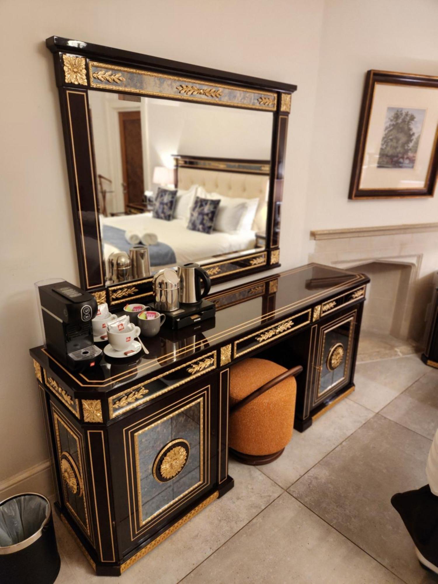 Weston Manor Hotel Екстер'єр фото